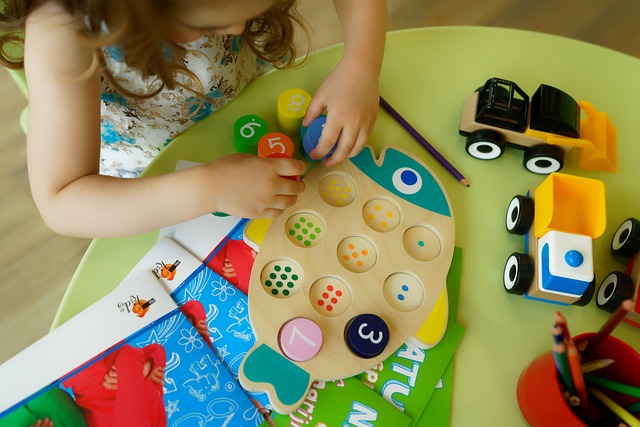 preschool bimba alla scuola dell'infanzia che gioca