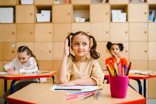 primary school bimba che alza la mano per intervenire nella lezione